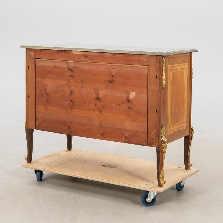 Chest of drawers in Gustavian style, early to mid-20th century.