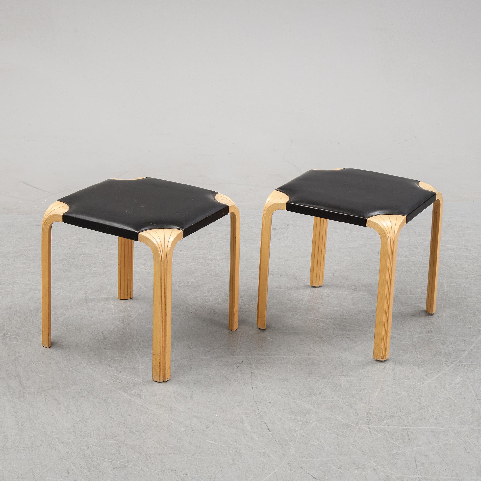 Alvar Aalto, pallar, ett par,  modell "X601", Artek, 1900-talets andra hälft.