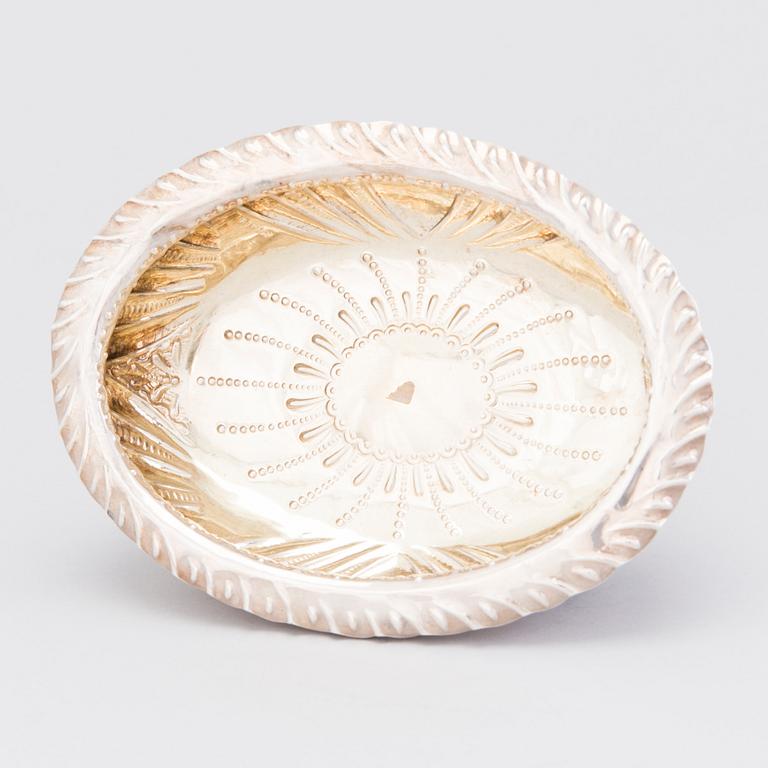 SALTKARSPAR med SALTSKEDAR samt TESKED och SKÅL, sterling silver, delvis förgyllda, London och Sheffield, 1883-1902.