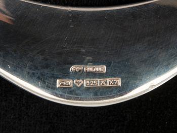 Pekka Piekäinen, HALSSMYCKE OCH ARMRING, silver, Auran Kultaseppä Åbo 1975. Vikt 120,5 g.