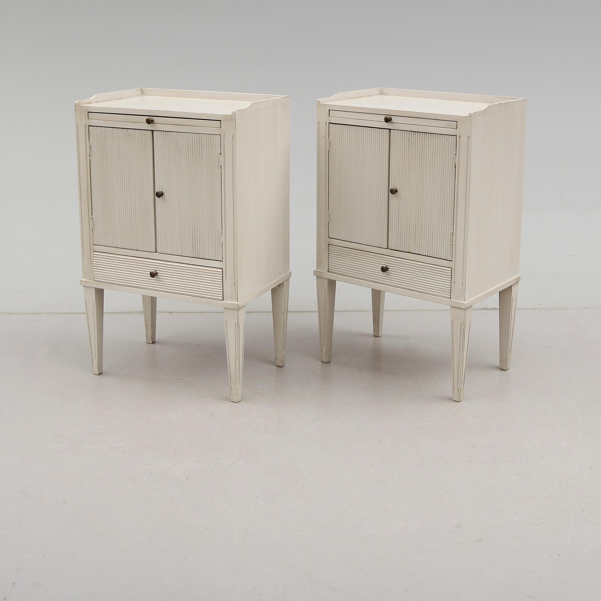 SÄNGBORD, 1 par, gustaviansk stil, 1900-talets andra hälft.