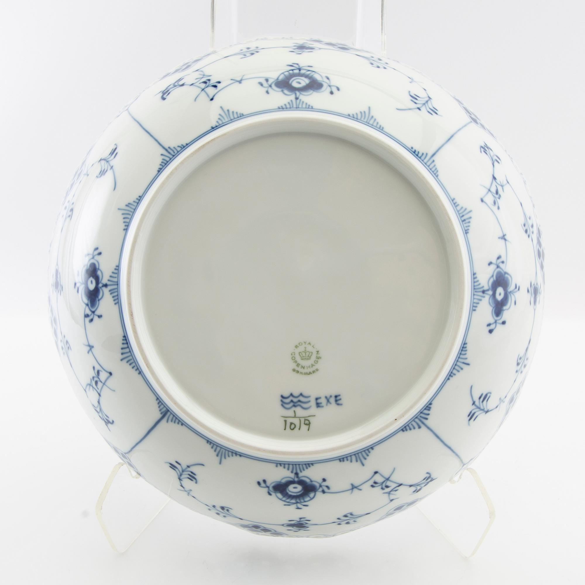 Bowl "Musselmalet helblonde" Royal Copenhagen Denmark porcelain.