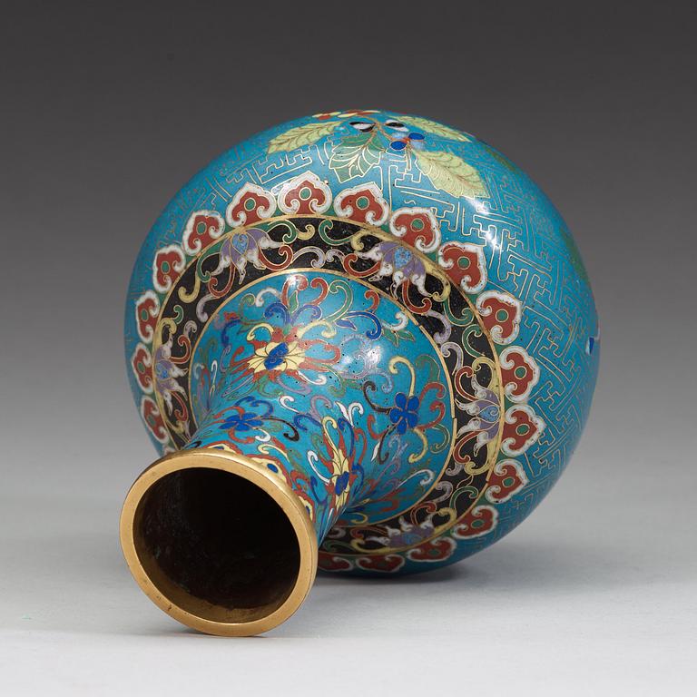 VAS, cloisonné. Qingdynastin, 1800-tal.