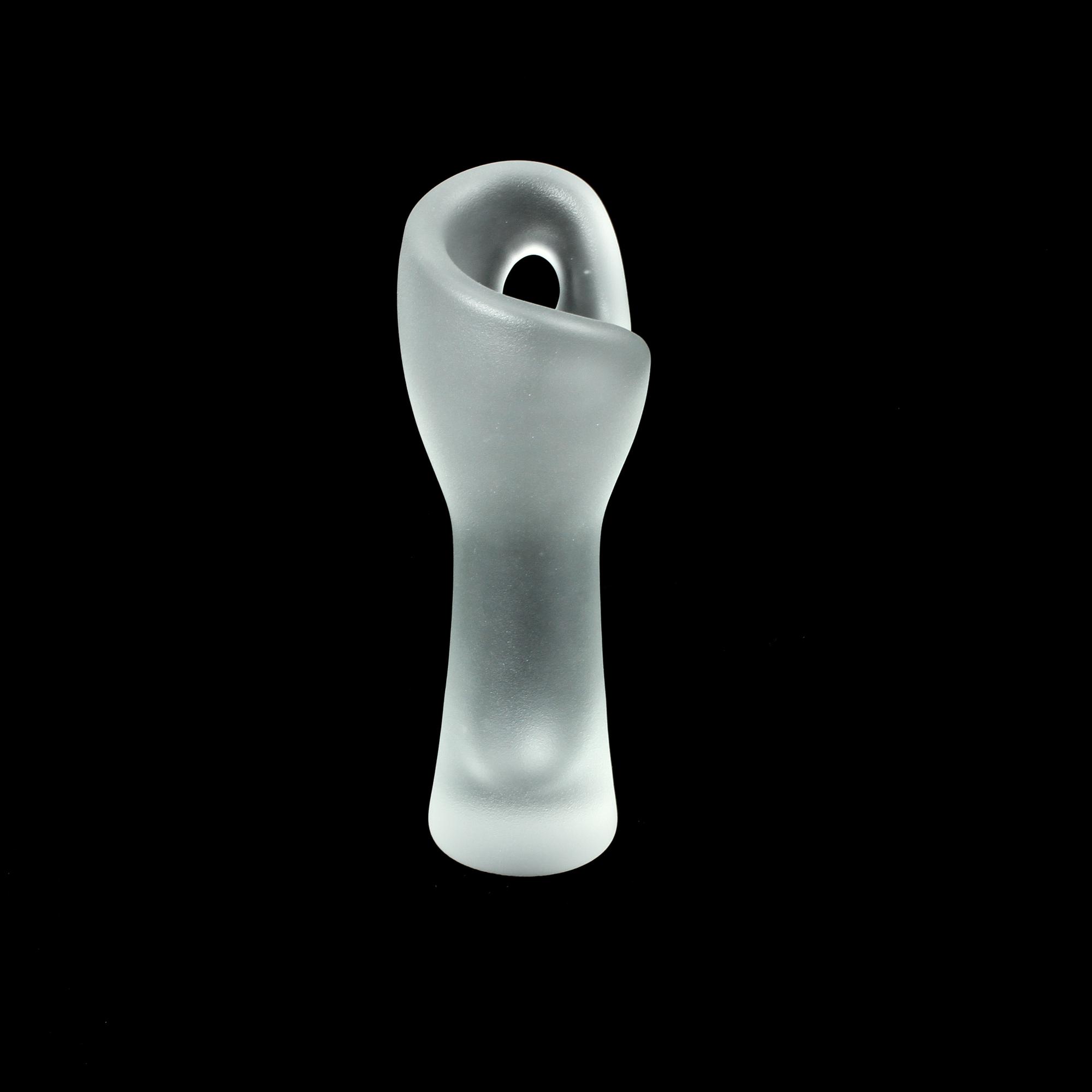 TIMO SARPANEVA, skulptur, glas, "Pirunnyrkki" (Jättens näve), Iittala, Finland.