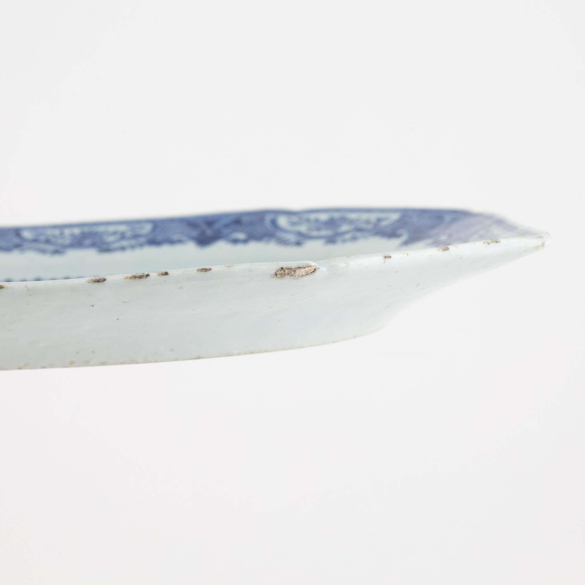 A Chinese blue and white porcelain charger, Qing Dynasty, Qianlong (1736-95).
