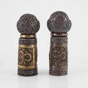 Tempelstämplar, vitmetall och brons, två stycken, Nepal/Tibet, troligen sent 1800-tal.