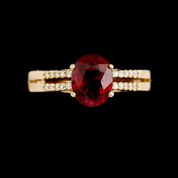 RING, 14 k guld, rubelit, mindre briljantslipade diamanter tot ca 0.10 ct.
