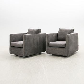 Jens Juul Eilersen fåtöljer ett par Box 2000-tal.