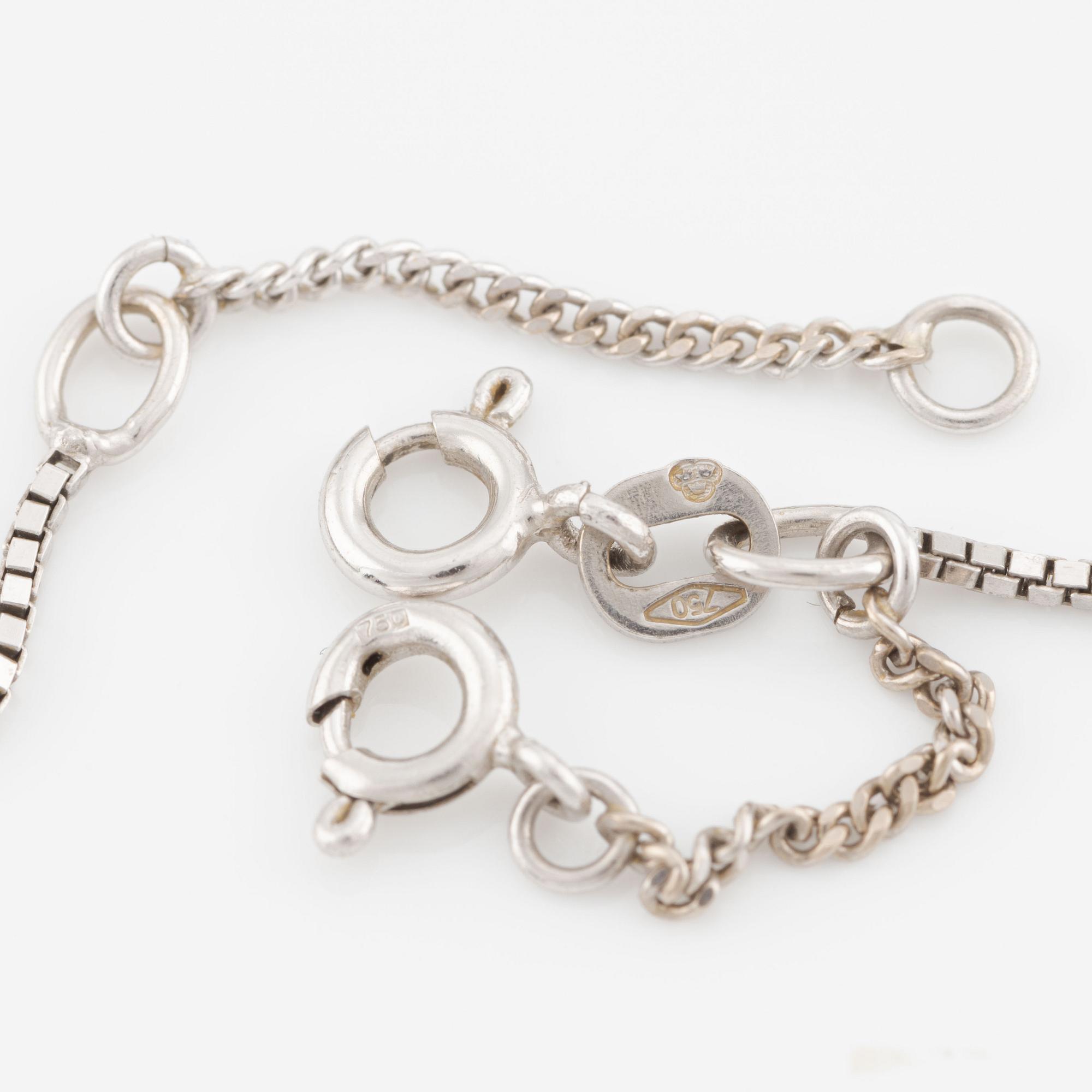 Hänge med kedja 18K guld med en safir och runda briljantslipade diamanter.