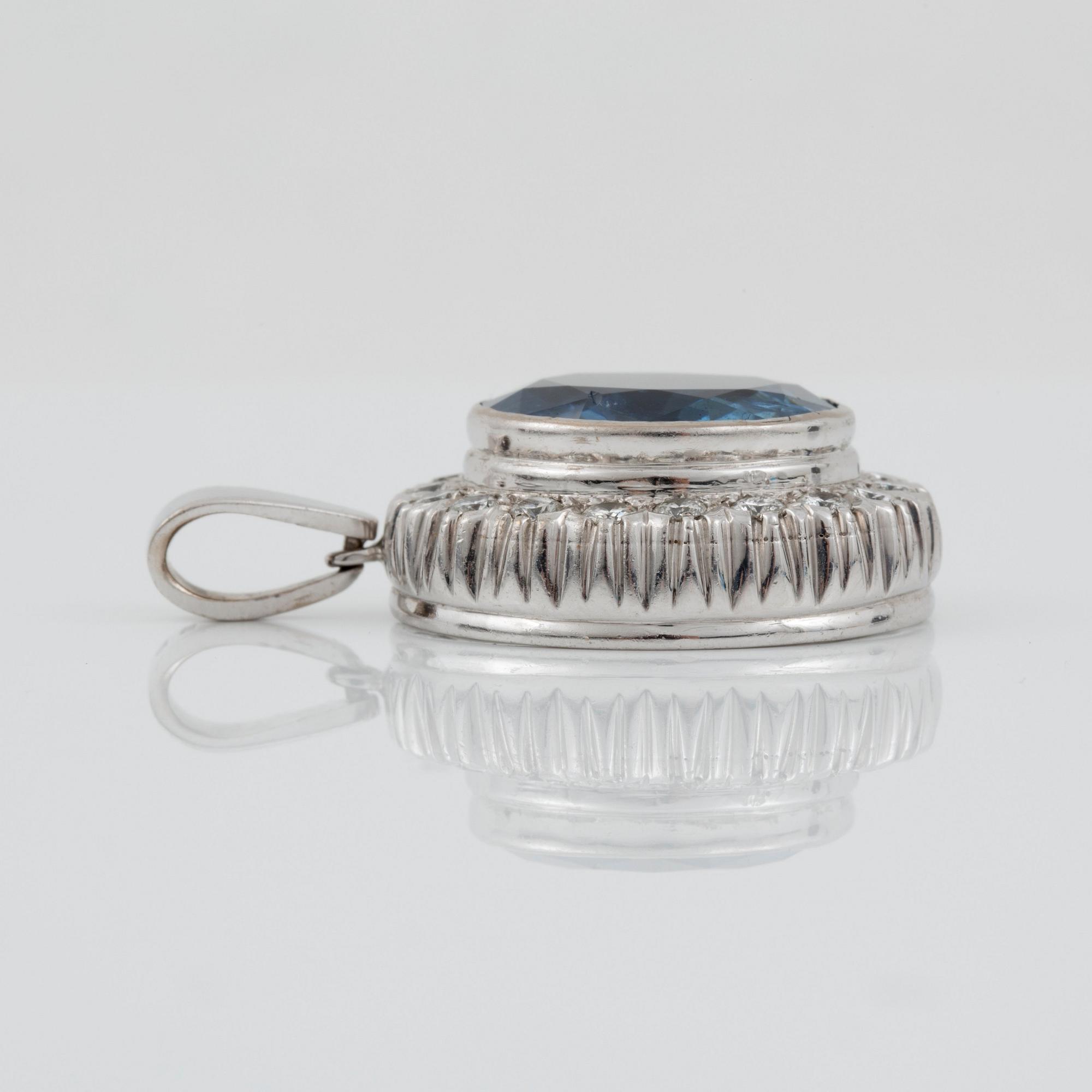 HÄNGE med obehandlad safir ca 24.00 ct, samt briljantslipade diamanter totalt ca 1.50 ct.