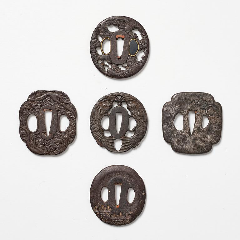 Tsubas, fem stycken, brons. Japan, troligen Edo perioden. En signerad.