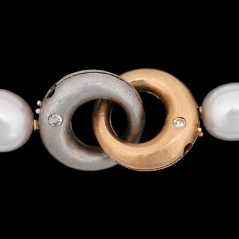 A cultured South sea pearl necklace, 11 - 14.5 mm, clasp made of yellow gold and white gold with brilliant cut diamonds.