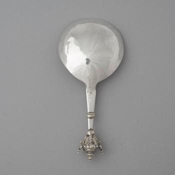 Thomas Beckman dä, sked med bladornerad knopp, silver (Örebro -1675-1701(-12)). Barock.