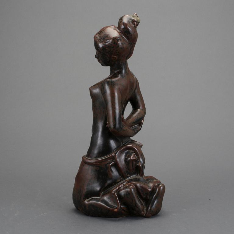 SKULPTUR, Johannes Hedegaard, Royal Copenhagen, Danmark. Numrerad 21088 samt nummer 2/3.