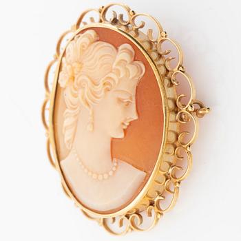 Brooch/pendant in 18K gold with a shell cameo, 1950s.