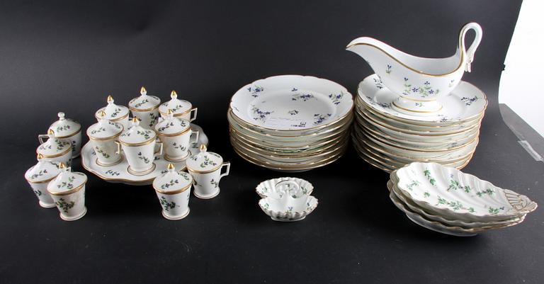 SERVISDELAR, ca 50 delar, porslin, trol omkring 1900.
