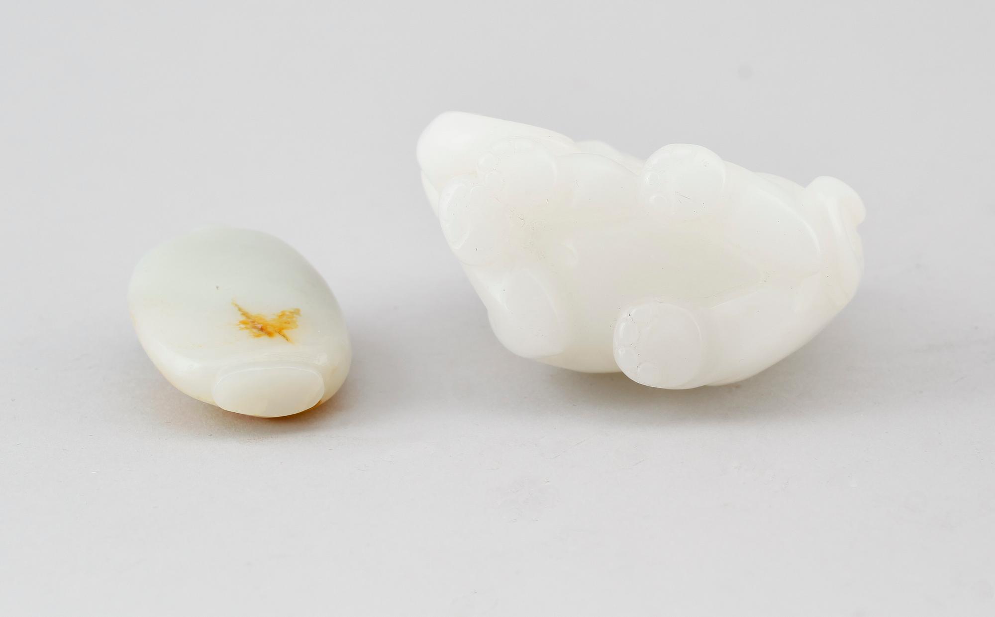 FIGUR OCH SNUSFLASKA, nefrit, 1900-/2000-tal.