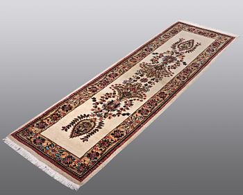 A runner, Tabriz, signerad Tabatabai, ca 210 x 65 cm.