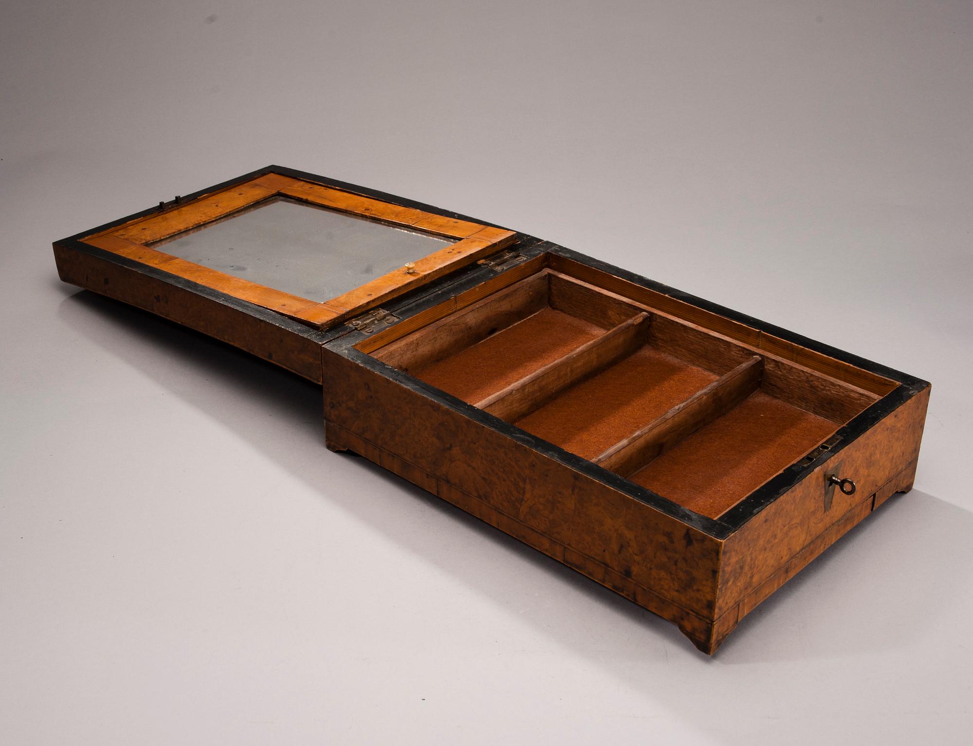 RAKSKRIN / SMYCKESSKRIN, masurbjörkfanerad, 1800-talets första hälft.