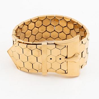 A bracelet 18K gold in the form of a belt.