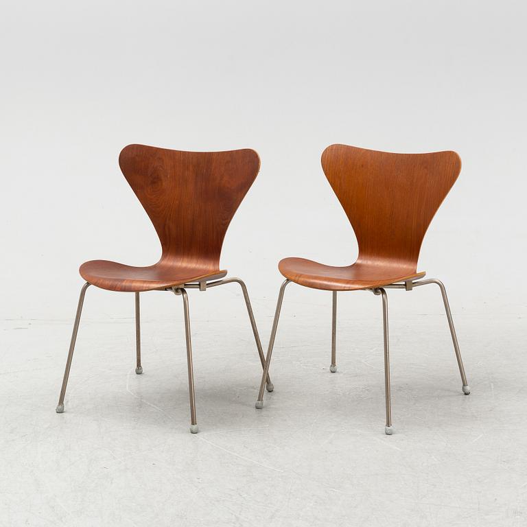 Arne Jacobsen, a pair of 'Sjuan' chairs, Fritz Hansen, 1960's.