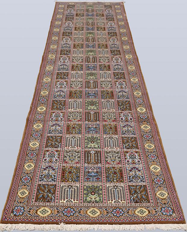 A Gohm runner, approx. 397 x 83 cm.