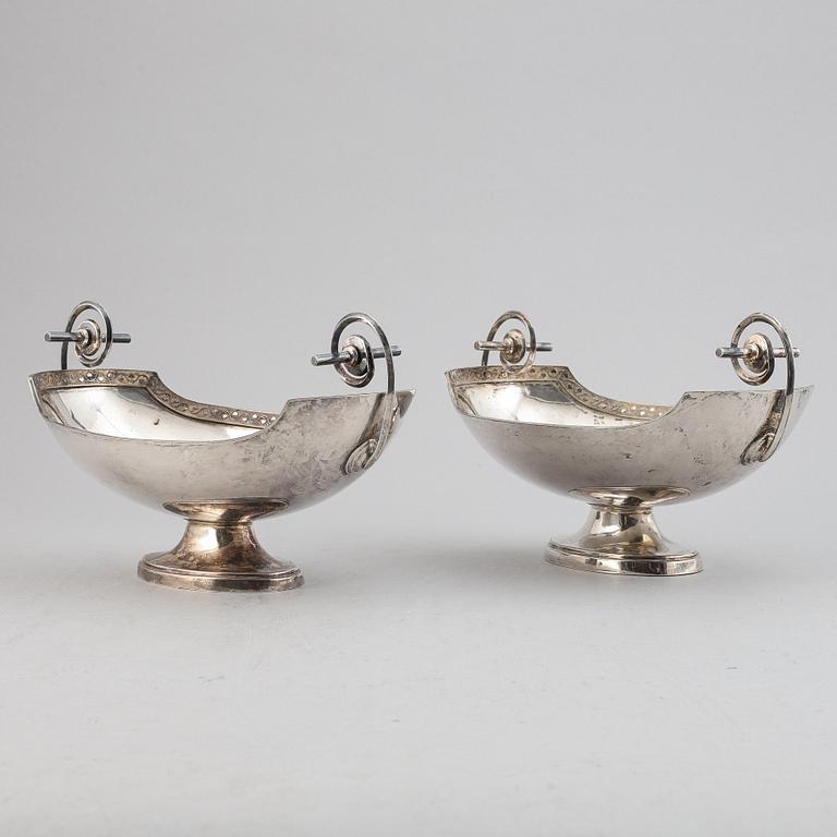 A pair of silver plated bowls, first half of the 20th Century.