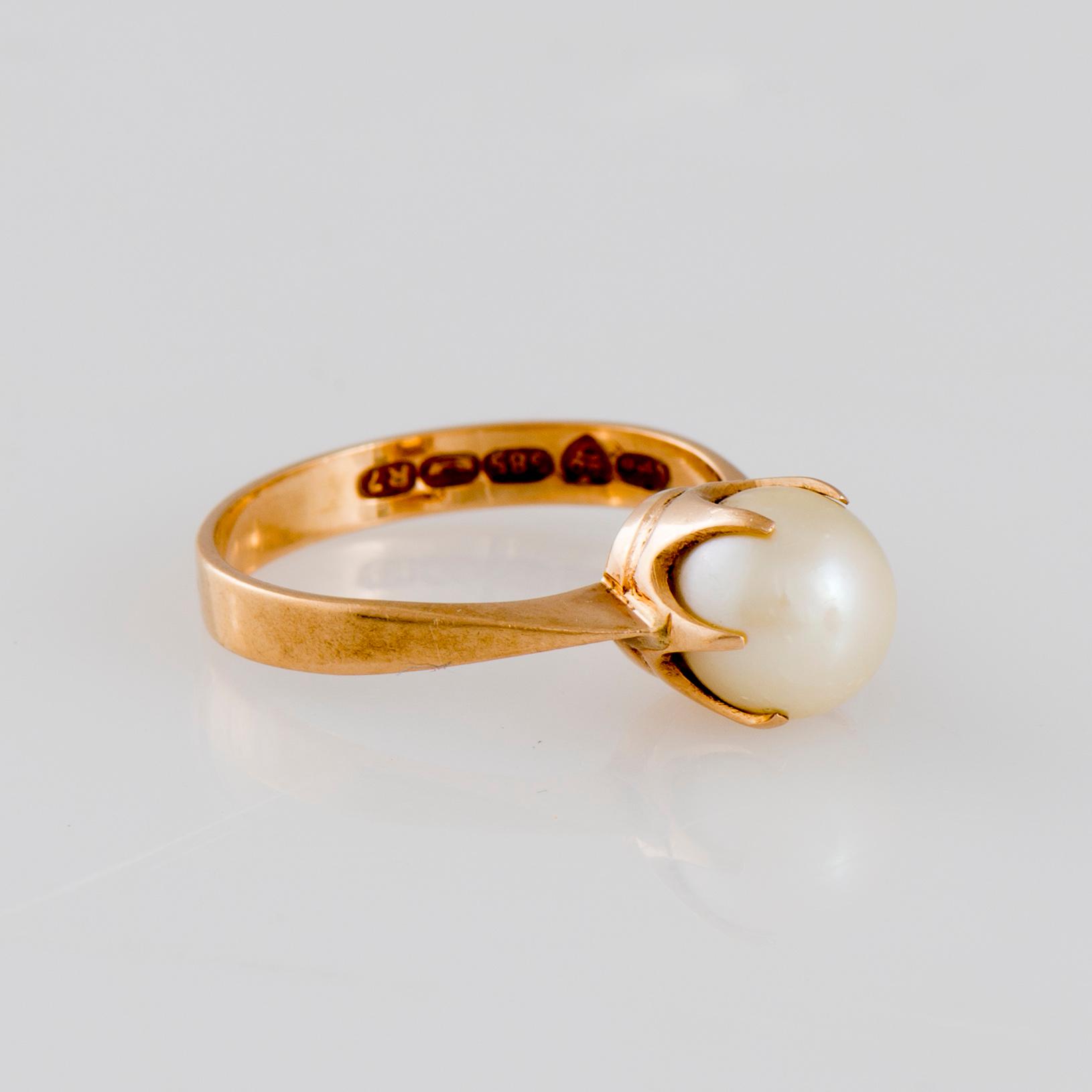 RING, odlad pärla, 14K guld. Henrik Jaakko Lehtovaara, Helsingfors 1970.