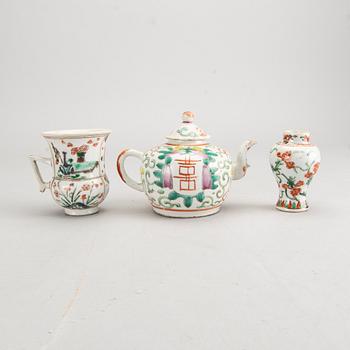 A Chinese 18th century  tea-pot, vase and mug  pocelain.