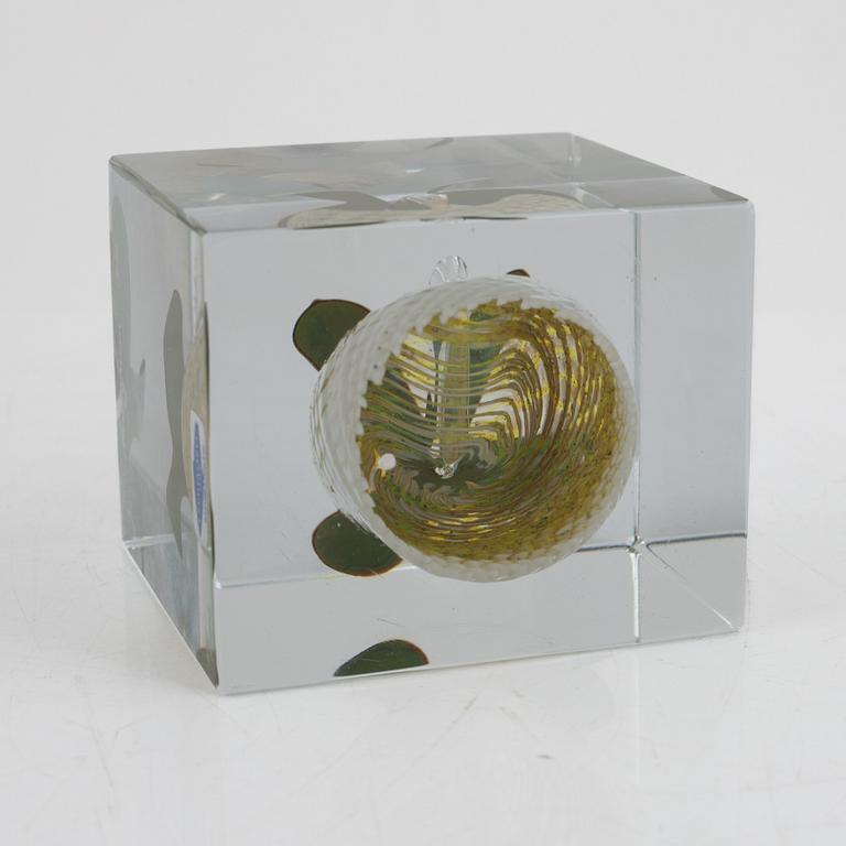 Oiva Toikka, an annual glass cube, signed Oiva Toikka Nuutajärvi 1986 and numbered 47/2000.