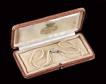 COLLIER, orientaliska pärlor med lås i 18k guld med 5 åttkantslipade diamanter. Gustav Dahlgren, Malmö 1917.