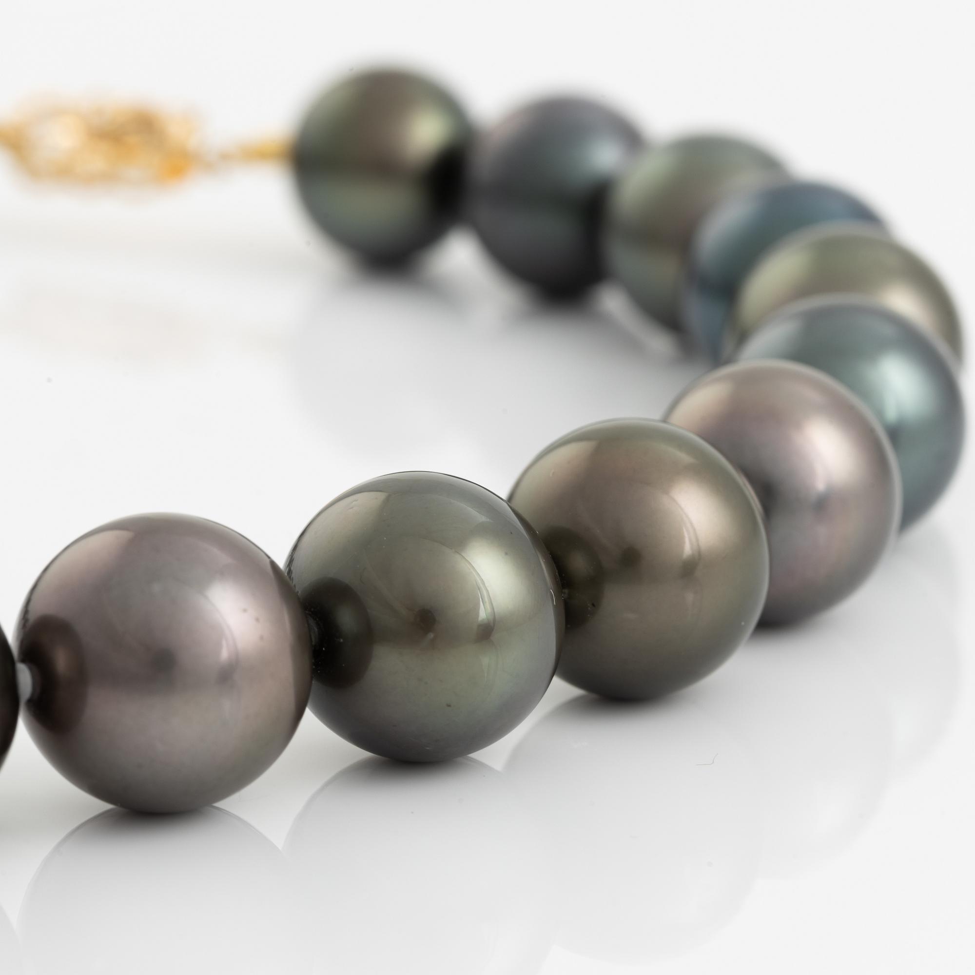 Collier med odlade Tahitipärlor.