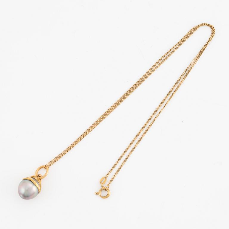 Pendant in gold with cultured Tahitian pearl, with chain.