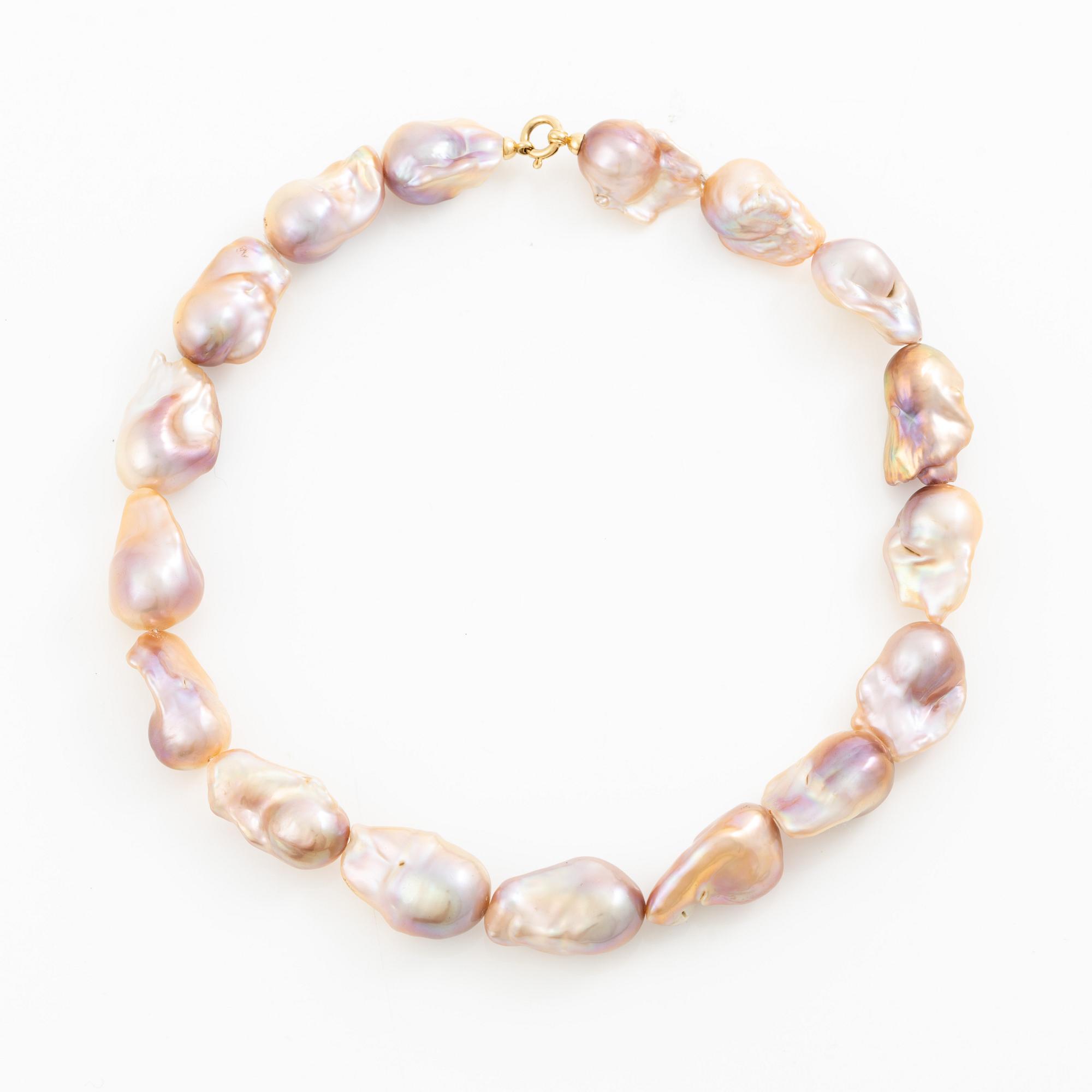 Necklace with cultured baroque rosé pearls, clasp 18K gold.