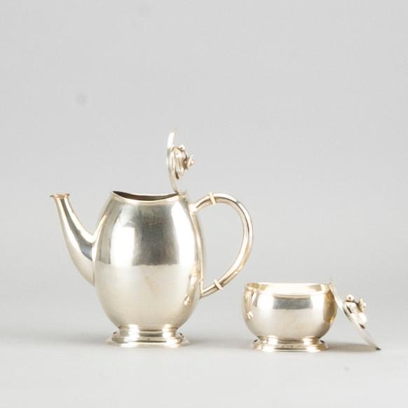 KAFFEKANNA och SOCKERSKÅL, silver, Sven-Arne Gillgren för GAB, Stockholm 1900-talets mitt. Total vikt ca 720 gram.