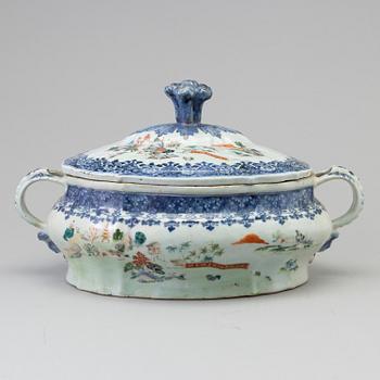 A wonderful Chinese blue and white with famille rose tureen with cover, Qing dynasty, early 18th century.