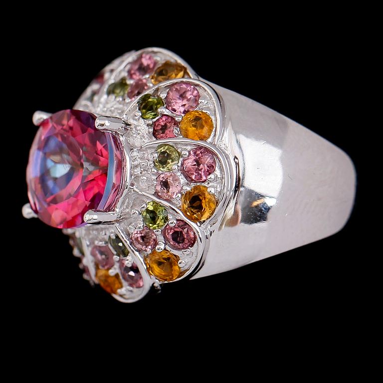 RING, sterlingsilver, turmaliner och färgade topaser. Total vikt ca 7,7 g.