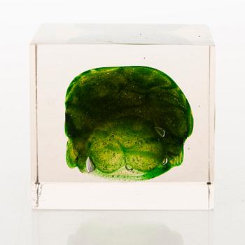 OIVA TOIKKA, A glass cube signed Oiva Toikka Nuutajärvi Notsjö.