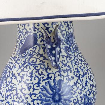 VASER, omgjorda till BORDSLAMPOR, ett par. Kina, modern tillverkning.