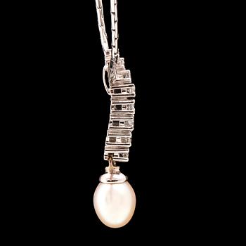An 18K white gold necklace set with round brilliant-cut diamonds and a cultured pearl.