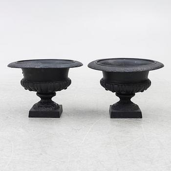 A pair of 20th century garden urns.