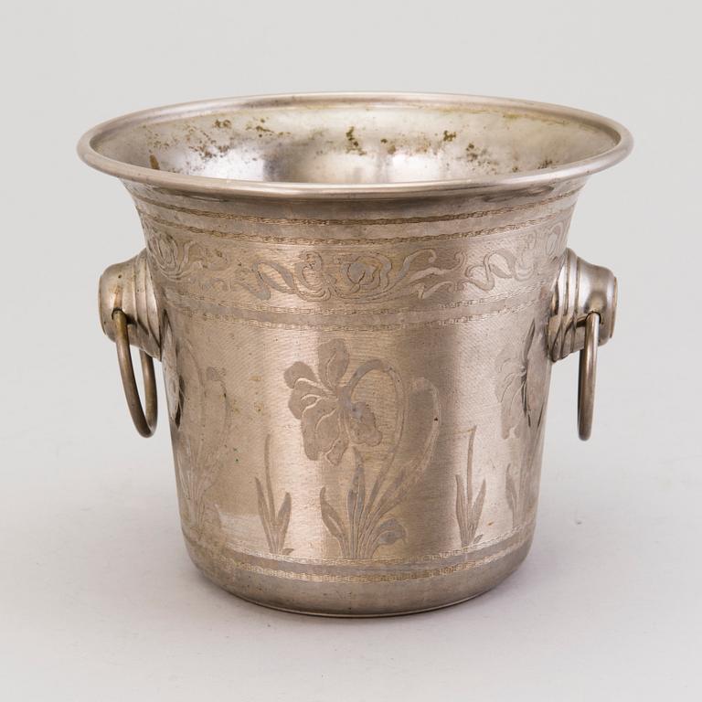 An early 20th Century Champagne bucket.