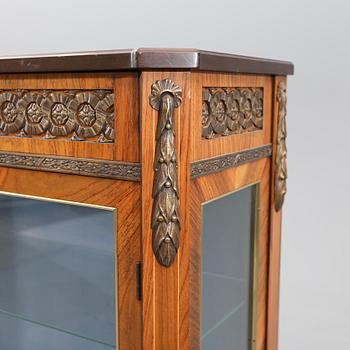 VITRINSKÅP, 1900-talets mitt.