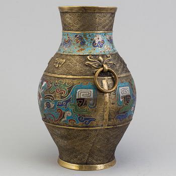 A cloisonné vase, 19th century.