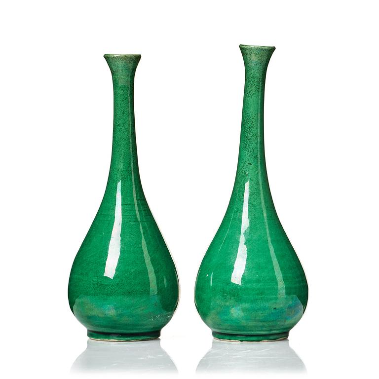 A pair of apple green vases, Qing dynasty.