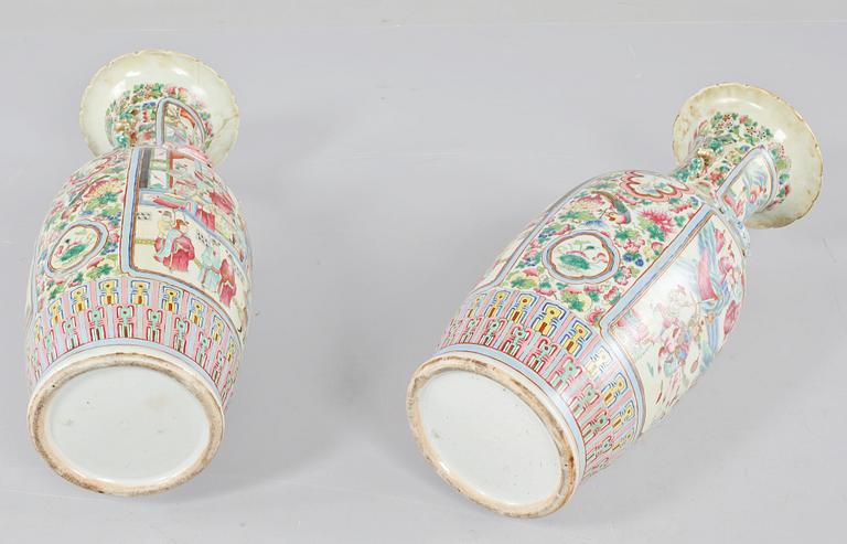 GOLVURNOR, ett par, porslin, Kina, 1800/1900-tal.