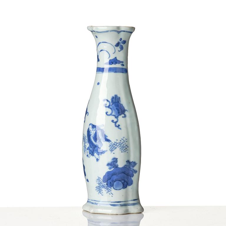 A blue and white pear shaped wall vase, Transition, 17th century.