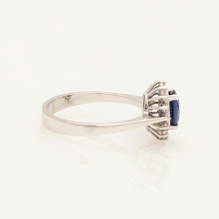 Ring, 18k vitguld med safir och diamanter.