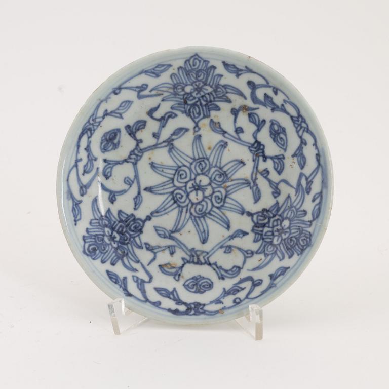 A set of 12 similar Chinese blue and white porcelain small dishes, late Qing dynasty, second half of the 19th Century.