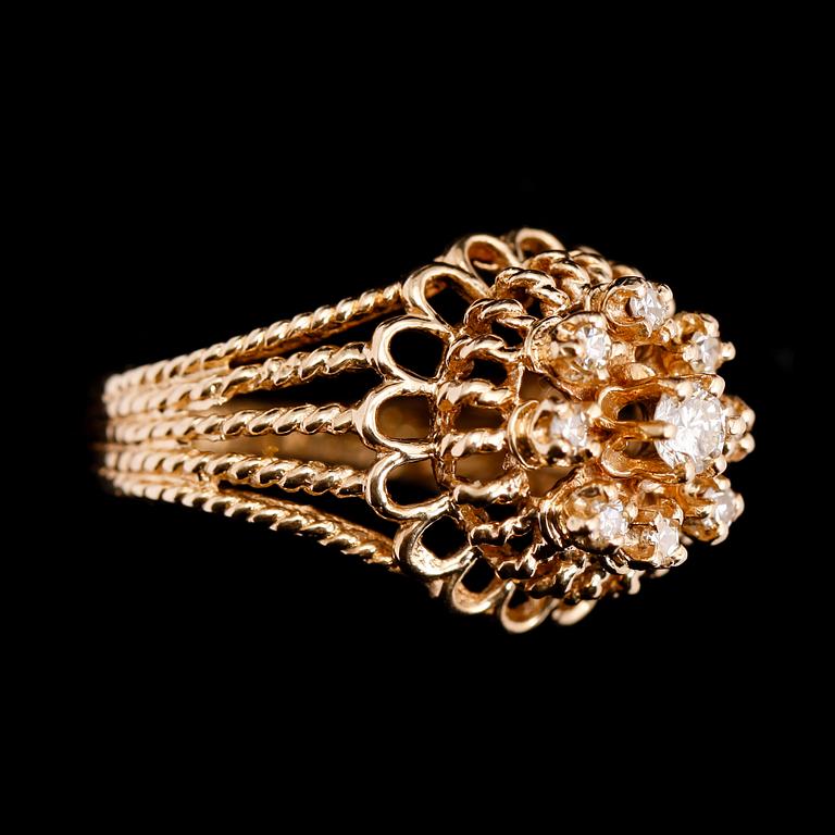 RING, 14 k guld, med diamanter. Total vikt ca 5,5 gram.